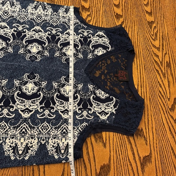 French Blue Woman - sleeveless navy and white shirt with lace - Picture 8 of 10